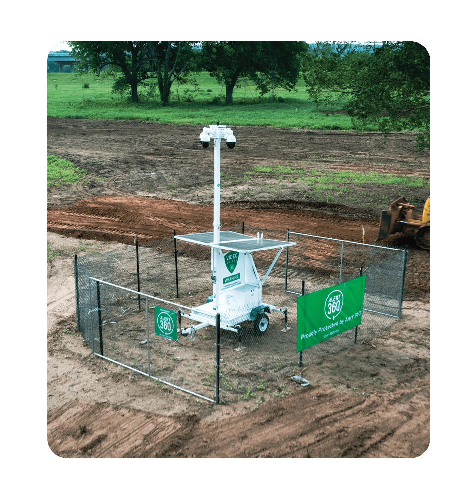Mobile surveillance trailer covering an active job site