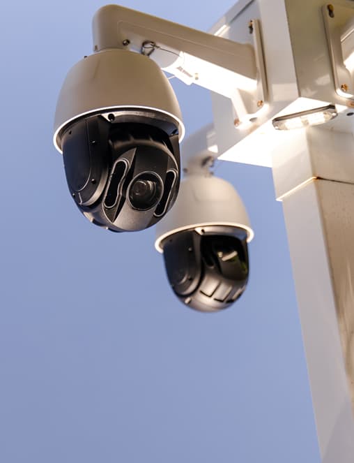 Mobile surveillance unit cameras mounted on an elevated mast